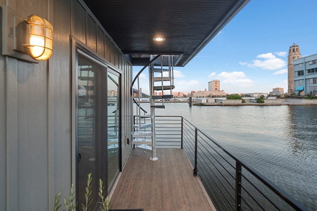 Side deck along the hull