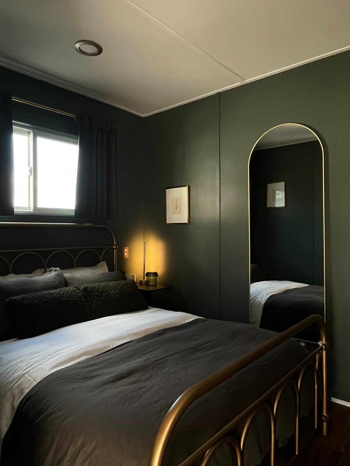Second bedroom with arched mirror