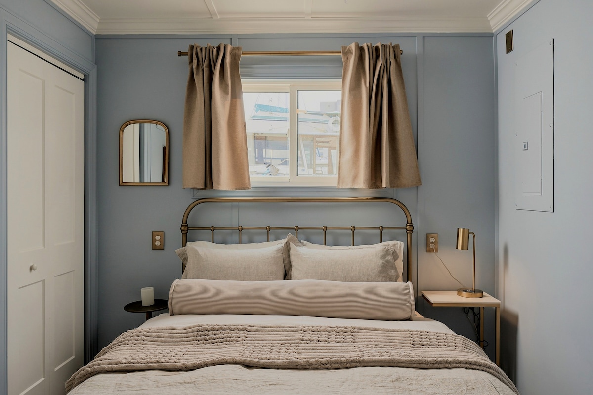 Bedroom seen head-on with linen bedding