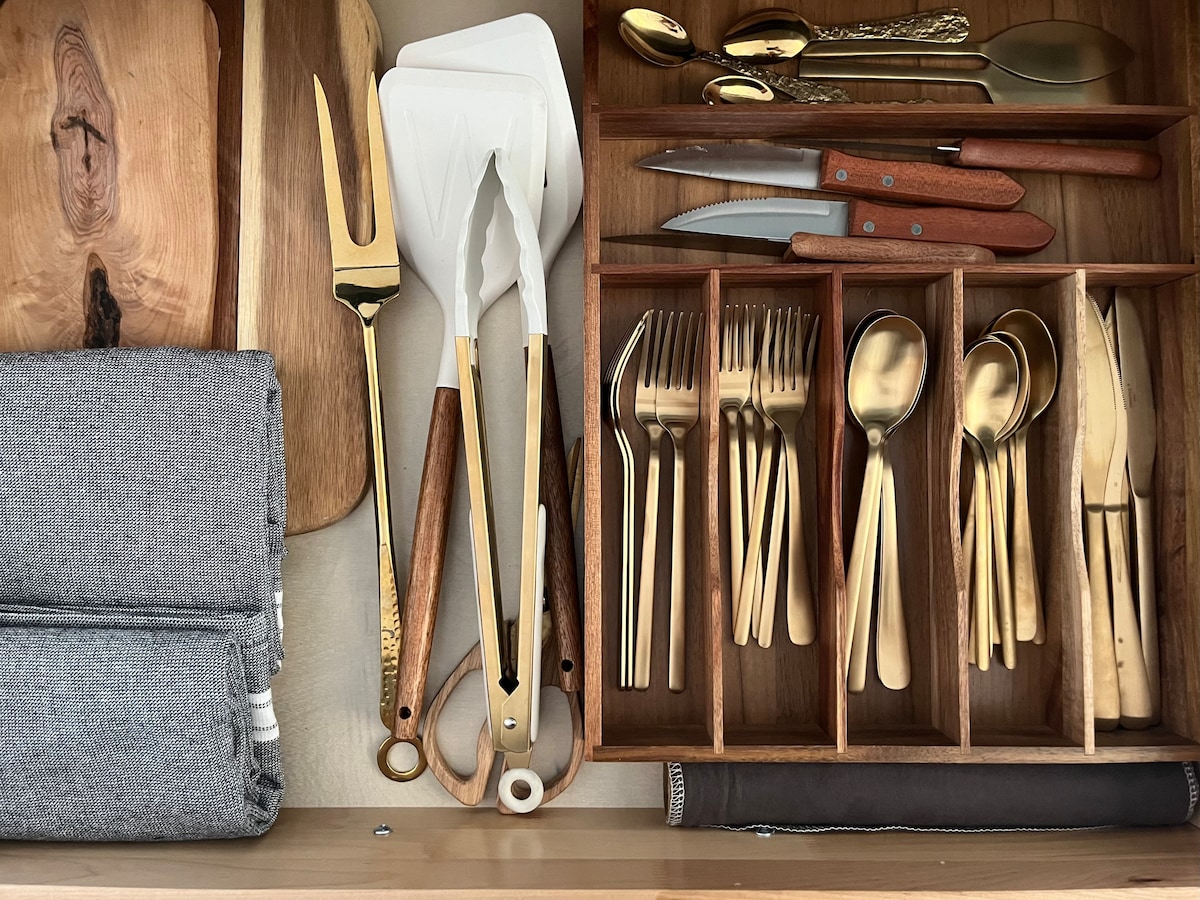 Flatware and serveware drawer